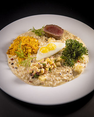 Risoto PF (Desde 2002) - Arroz arbório, feijão, charque, couve, queijo coalho, farofa, tartare de banana-da-terra e ovos de codorna fritos