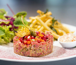 Steak Tartare De Angus - servido com batatas fritas, folhas orgânicas e picles de legumes