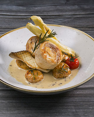 Medalhão De Frango - desossados ao velouté trufado, batatinhas ao murro e tempurá de alho-poró