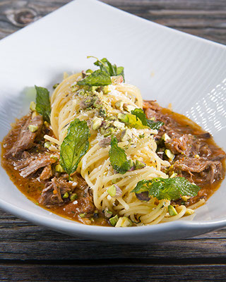 Spaghetti - com delicado ragu de paleta de cordeiro com hortelã e pistache