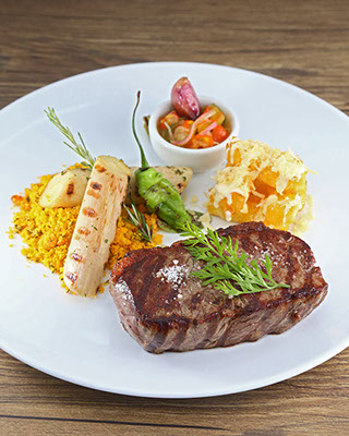 Chorizo - Bife de chorizo (280g/300g), palmito assado, mandioca com creme de queijo curado, vinagrete do sertão e farofa da casa