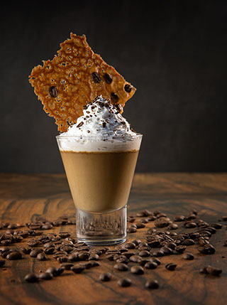 Pudim Macchiato - Pudim de café, creme de baunilha e cacau, tuile com grão de café