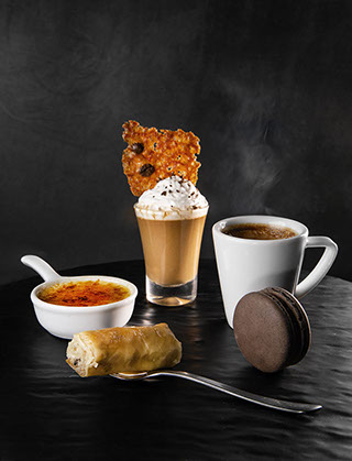 Café Gourmand - Café com quatro docinhos para acompanhar: crème brûlée de cardamomo, pudim macchiato, baklava e macaron de chocolate
